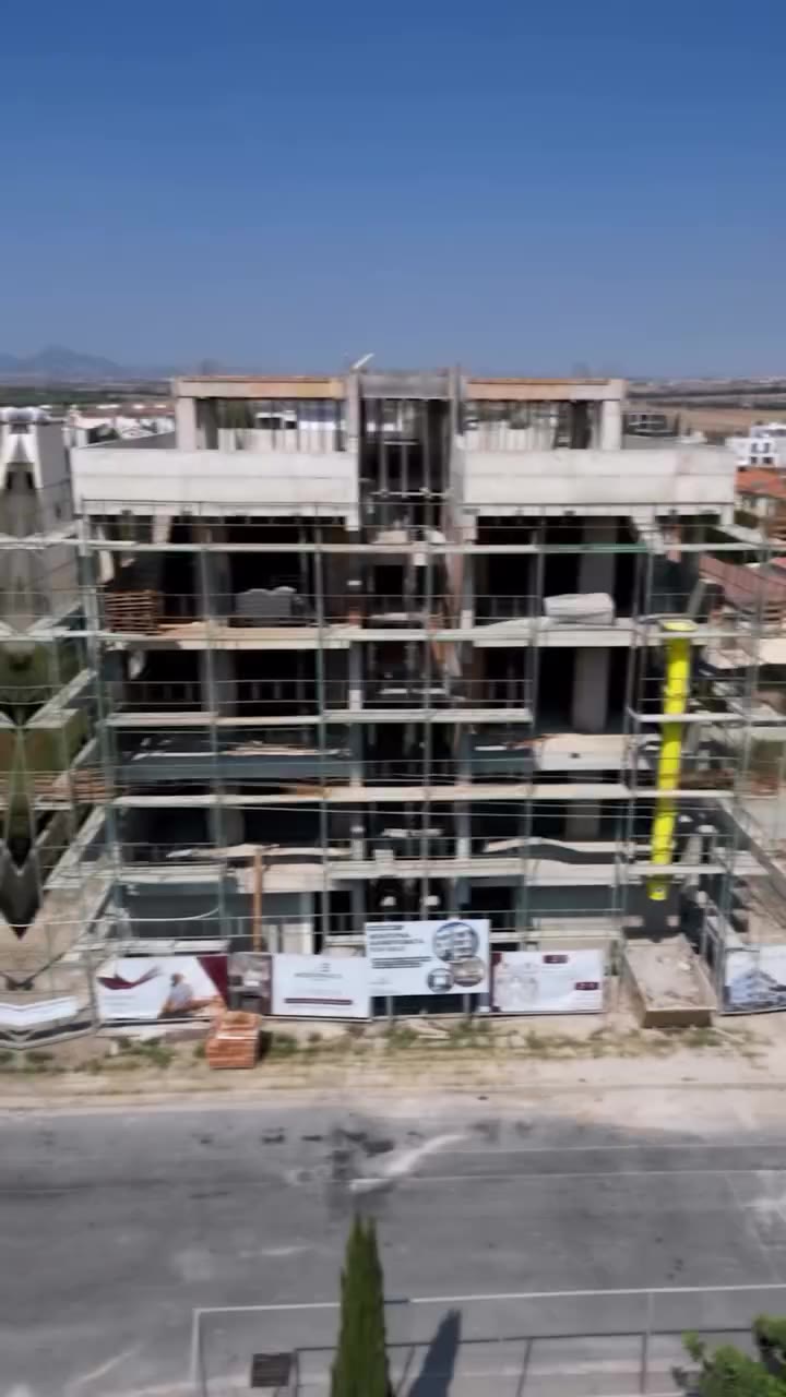 Το κτίριο υπό κατασκευή, με σκαλωσιές